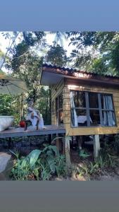 a tiny house with a picnic table in front of it at LUGAR PERFEITO in Boicucanga