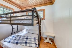 Postel nebo postele na pokoji v ubytování Lakefront Eufaula Escape with Dock and Private Beach!