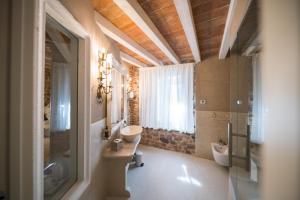 Kúpeľňa v ubytovaní Regia Rosetta - Royal Rooms Borghetto
