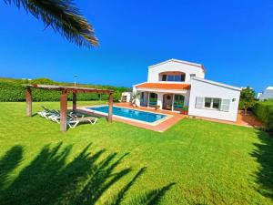 Bazén v ubytovaní VILLA VEGA RELAX EN EL PARAISO alebo v jeho blízkosti