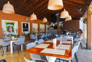 巴亚希贝Soficu Hotel El Edén Dominicus的坐在餐厅桌子上的女人