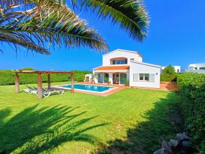 Bazén v ubytovaní VILLA VEGA RELAX EN EL PARAISO alebo v jeho blízkosti