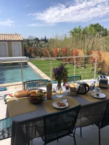 Afbeelding uit fotogalerij van La maison Adriel - Villa récente avec jardin et piscine in Saumane-de-Vaucluse