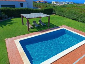 Bazén v ubytovaní VILLA VEGA RELAX EN EL PARAISO alebo v jeho blízkosti