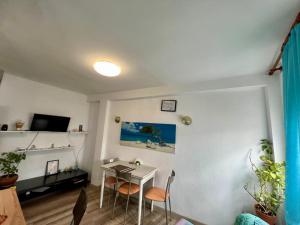 Un comedor con una mesa y dos sillas. en ZARAGOZA CENTRAL APARTMENT, en Zaragoza