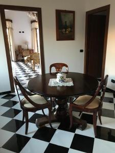 a dining room with a table and chairs at Casa Rosa in Palermo