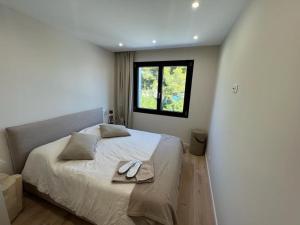 een slaapkamer met een bed en een raam bij Villa Eden Cap Martin in Roquebrune-Cap-Martin +18 foto's