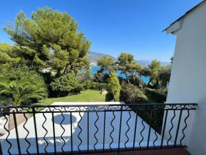 een balkon met uitzicht op een tuin bij Villa Eden Cap Martin in Roquebrune-Cap-Martin