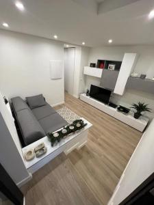 een woonkamer met een grote bank in een kamer bij Villa Eden Cap Martin in Roquebrune-Cap-Martin