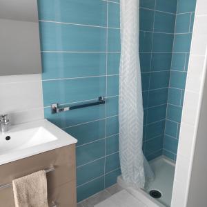 Koupelna v ubytování Duplex 24m2 classé 2 étoiles à 2km d'Aubenas