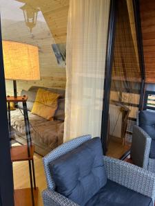 A seating area at Kazbegi cottage kide- ყაზბეგში კოტეჯი კიდე