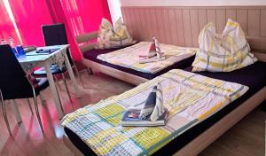 Postel nebo postele na pokoji v ubytování Ferienapartment-Leipzig-Plagwitz + 1 fotografie