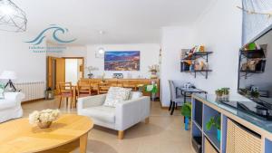Una sala de estar con un sofá blanco y una mesa. en Fabulous Apartment Nazaré, en Nazaré