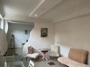 Predel za sedenje v nastanitvi Guest House One Two Three