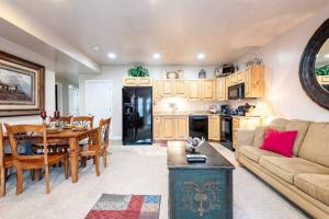 Η κουζίνα ή μικρή κουζίνα στο Lakeside Escape 2 BR with Hot Tub