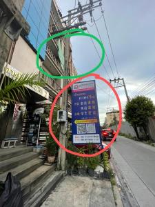 Ban Na SongにあるLe Ram Hotel No windowsの建物の側面にある緑色の円の標識 +7枚の写真