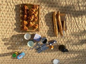 una scatola di pane e altri oggetti su un tavolo di Le Grimaubois a Hurbache Altre 10 foto