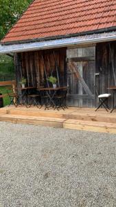 una terrazza in legno con tavolo e sedie. di ehemaliges Bauernhaus a Erkenbrechtsweiler