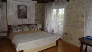 a bedroom with a bed and a window at Chambres d'hôtes - Domaine Beau Sejour in Biaudos