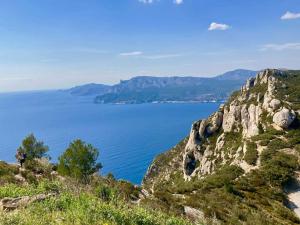 - une vue sur l'océan depuis la montagne dans l'établissement Villa moderne vue mer et collines aux Portes des Calanques, à La Ciotat