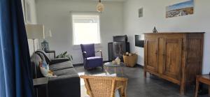 TV a/nebo společenská místnost v ubytování Maison des voisins