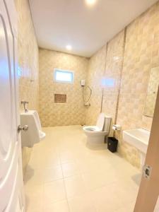a bathroom with a toilet and a sink at บ้านชิดหัวหินพูลวิลลา in Khao Tao
