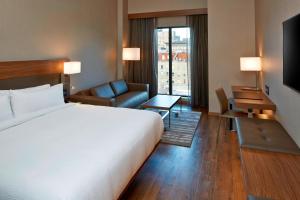 Postel nebo postele na pokoji v ubytování AC Hotel by Marriott Minneapolis Downtown