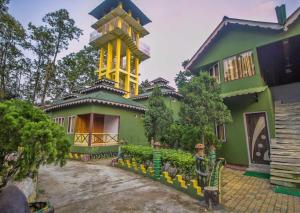 una casa con una torre encima en Hotel O 46691 Jaldapara Rhino Resort, en Alīpur Duār 27 fotos más