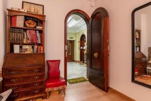 a hallway with a dresser and a chair and a mirror at Mirador 5 del Mercado Central - habitacion con baño privado en el centro de la Ciudad Vella in Valencia