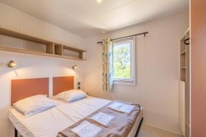 Postel nebo postele na pokoji v ubytování Camping Rondinara