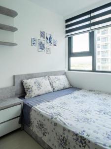 En eller flere senge i et værelse på Hue Oi Homestay - Spacious 2-Bedroom Apartment with Balcony and Pool