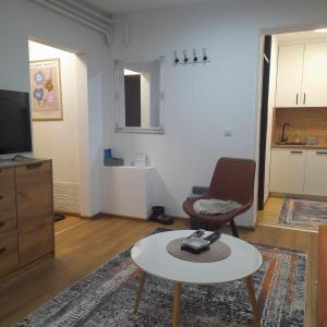 Una sala de estar con una silla y una mesa. en Villa Sabic - Free Garage & Panoramic View, en Sarajevo 81 fotos más