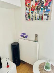 a corner of a room with a white wall and a table at Cosy Appart Rueil - 50m2 Parking Souterrain - proche Paris - Business et loisir in Rueil-Malmaison