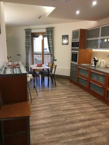 Kuchyňa alebo kuchynka v ubytovaní Apartmán v centru města