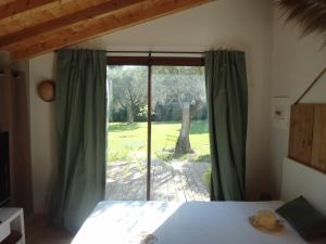 Ένα ή περισσότερα κρεβάτια σε δωμάτιο στο L'atelier de la bergerie