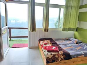 Voodi või voodid majutusasutuse The Himalaya Retreat Resort, Experience Nature in the Lap of Himalayas toas
