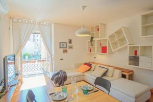 a living room with a couch and a table at Windrose Casa Cortese in Pisa