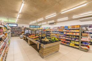 Supermarket nebo jiné obchody v  kempu nebo okolí