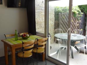 a dining room with a table and chairs and a window at Duplex En Provence in Vedène