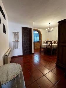 a living room with a table and a dining room at Espaciosa y Elegante Casa Rural en Los Marines in Los Marines