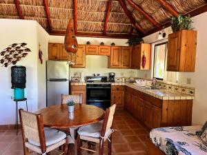 Kuchyň nebo kuchyňský kout v ubytování Cabo Pulmo Beach Resort