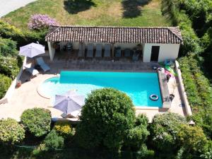 an aerial view of a house with a swimming pool at Cave Le Vieux Manoir in Valeilles