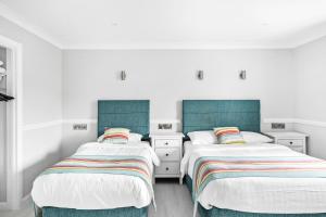 Waters Edge Hotel Torquay客房内的一张或多张床位