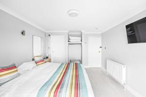 Waters Edge Hotel Torquay客房内的一张或多张床位