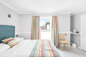 Waters Edge Hotel Torquay客房内的一张或多张床位