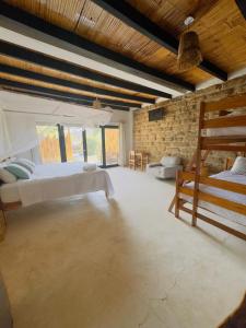 1 dormitorio grande con 1 cama y pared de ladrillo en Panorama garden inn, en Máncora