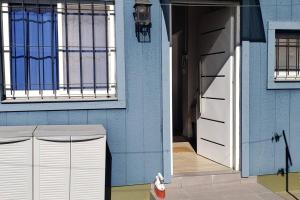 a blue building with a door and a window at Cómodo monoambiente en macrocentro de Rosario in Rosario