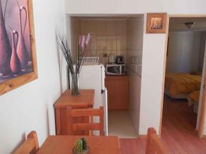 A kitchen or kitchenette at Hotel & Cabañas El Mirador Caldera