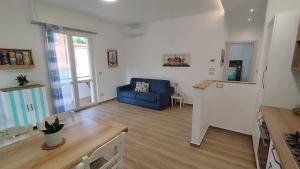 a living room with a blue couch in a room at Conca del Sole in Rapallo