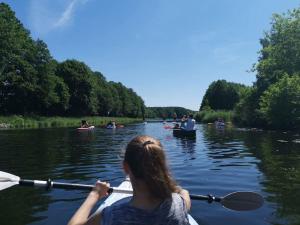 Eine Frau, die mit einer Gruppe von Menschen auf einem Fluss Kajak fährt in der Unterkunft Rück'Heim in Mixdorf